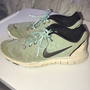 Tiffany blue nike free tennis shoes